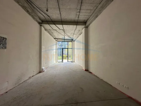Tirane, jepet me qera ambjent biznesi Kati 0, 100 m² 4.500 € (LAKE VIEW RESIDENCE)