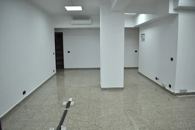 Tirane, jepet me qera zyre Kati 10, 150 m² 2.000 € (QENDER)