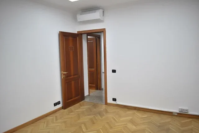 Tirane, jepet me qera zyre Kati 10, 150 m² 2.000 € (QENDER)