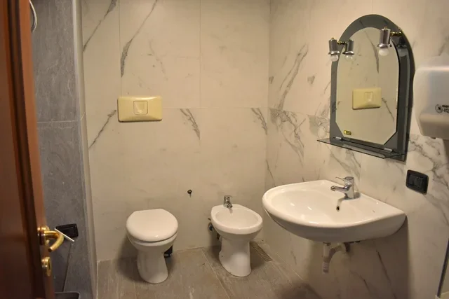 Tirane, jepet me qera zyre Kati 10, 150 m² 2.000 € (QENDER)