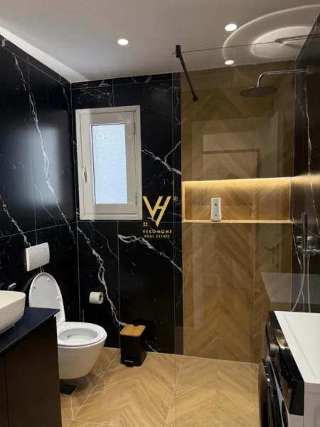 Tirane, jepet me qera apartament 1+1+Ballkon Kati 1, 65 m² 1.000 € (LIQENI ARTIFICIAL)