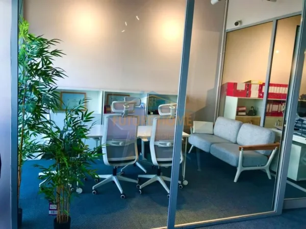 Tirane, jepet me qera zyre Kati 1, 184 m² 2.500 € (Rruga e Kavajes)