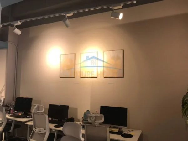 Tirane, jepet me qera zyre Kati 1, 184 m² 2.500 € (Rruga e Kavajes)