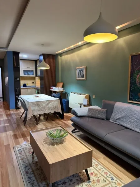 Tirane, jepet me qera apartament 2+1+Ballkon Kati 4, 97 m² 850 € (Ish Ekspozita)