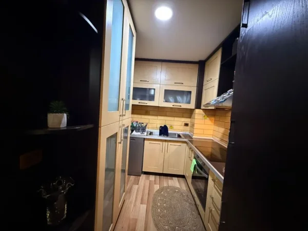 Tirane, jepet me qera apartament 2+1+Ballkon Kati 4, 97 m² 850 € (Ish Ekspozita)