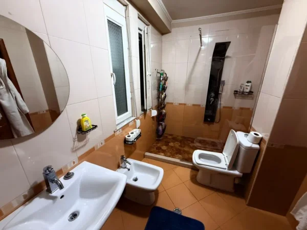 Tirane, jepet me qera apartament 2+1+Ballkon Kati 4, 97 m² 850 € (Ish Ekspozita)