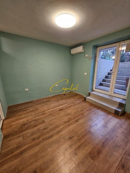 Tirane, jepet me qera ambjent biznesi Kati -1, 30 m² 350 € (BLV GJERGJ FISHTA)