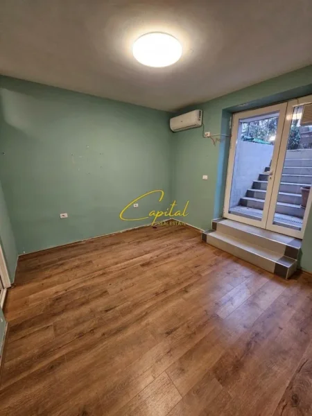 Tirane, jepet me qera ambjent biznesi Kati -1, 30 m² 350 € (BLV GJERGJ FISHTA)