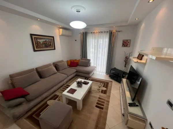 Tirane, jepet me qera apartament 2+1 Kati 2, 100 m² 800 € (sauk)