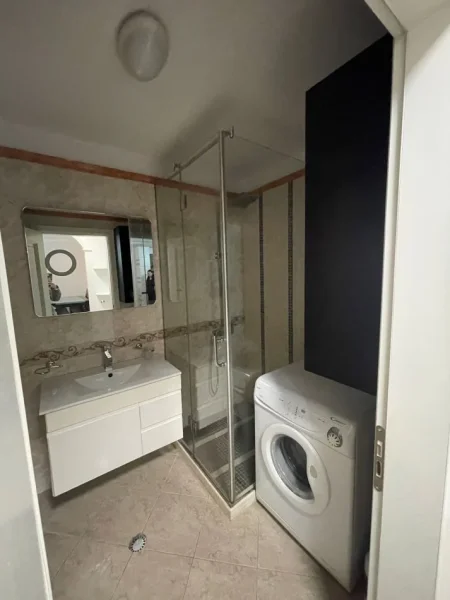 Tirane, jepet me qera apartament 1+1+Ballkon Kati 3, 80 m² 600 € (Liqeni i That)