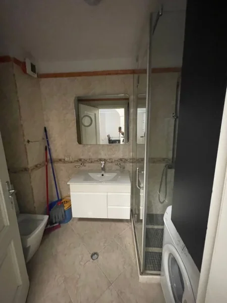 Tirane, jepet me qera apartament 1+1+Ballkon Kati 3, 80 m² 600 € (Liqeni i That)