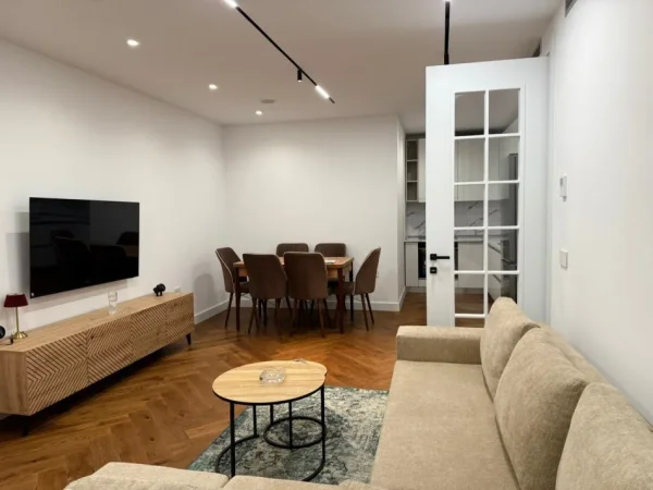 Tirane, jepet me qera apartament 2+1+Ballkon Kati 4, 102 m² 1.200 € (Rruga Mine Peza)