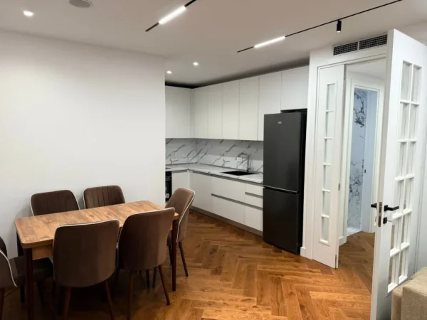 Tirane, jepet me qera apartament 2+1+Ballkon Kati 4, 102 m² 1.200 € (Rruga Mine Peza)