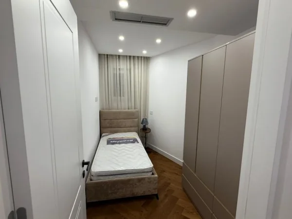 Tirane, jepet me qera apartament 2+1+Ballkon Kati 4, 102 m² 1.200 € (Rruga Mine Peza)