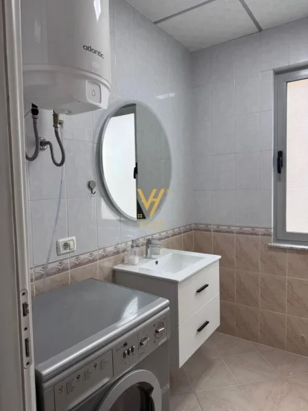Tirane, jepet me qera apartament 1+1+Ballkon Kati 2, 65 m² 650 € (RRUGA NDRE MJEDA)