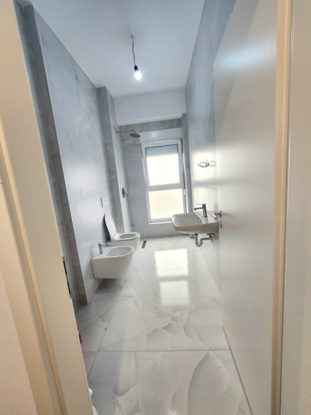 Tirane, jepet me qera apartament 1+1 Kati 2, 55 m² 400 € (Ali Demi)