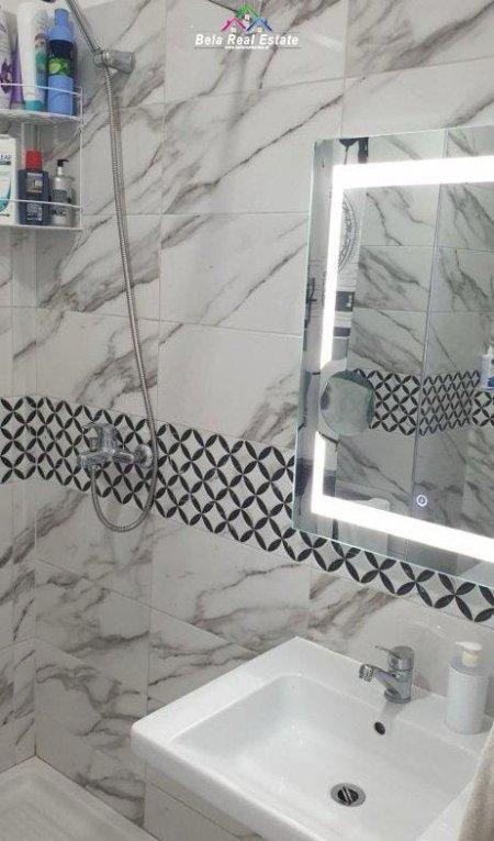 Tirane, jepet me qera apartament 1+1 Kati 4, 75 m² 500 € (Rruga Xhanfize Keko)