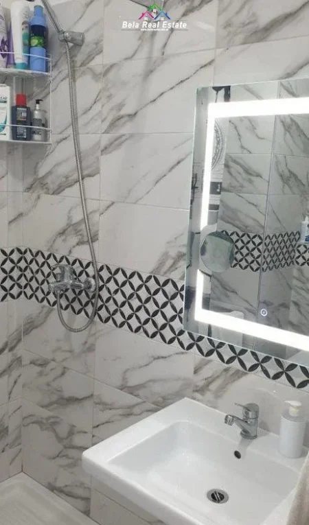 Tirane, jepet me qera apartament 1+1 Kati 4, 75 m² 500 € (Rruga Xhanfize Keko)