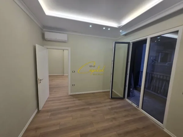 Tirane, jepet me qera zyre Kati 2, 67 m² 700 € ( Komuna e Parisit )