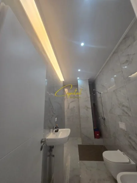 Tirane, jepet me qera zyre Kati 2, 67 m² 700 € ( Komuna e Parisit )