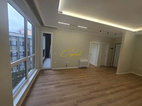 Tirane, jepet me qera zyre Kati 2, 67 m² 700 € ( Komuna e Parisit )