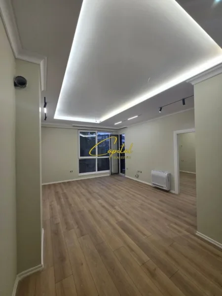 Tirane, jepet me qera zyre Kati 2, 67 m² 700 € ( Komuna e Parisit )