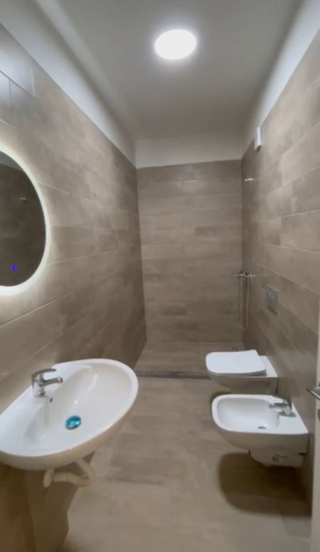 Tirane, jepet me qera apartament 2+1 Kati 10, 82 m² 600 € (Golden Park Residence, Perballe Spitalit Amerikan 3)