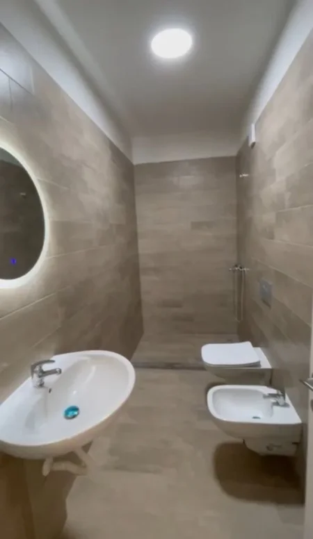 Tirane, jepet me qera apartament 2+1 Kati 10, 82 m² 600 € (Golden Park Residence, Perballe Spitalit Amerikan 3)