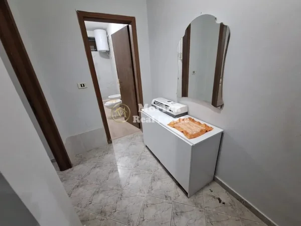 Tirane, jepet me qera apartament 1+1 Kati 3, 70 m² 350 € (Shkoze)