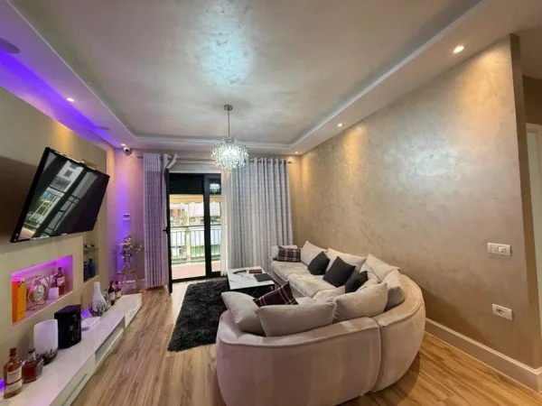 Tirane, jepet me qera apartament 2+1 , 113 m² 900 € 