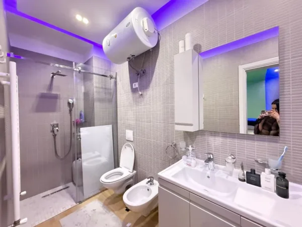 Tirane, jepet me qera apartament 2+1 , 113 m² 900 € 