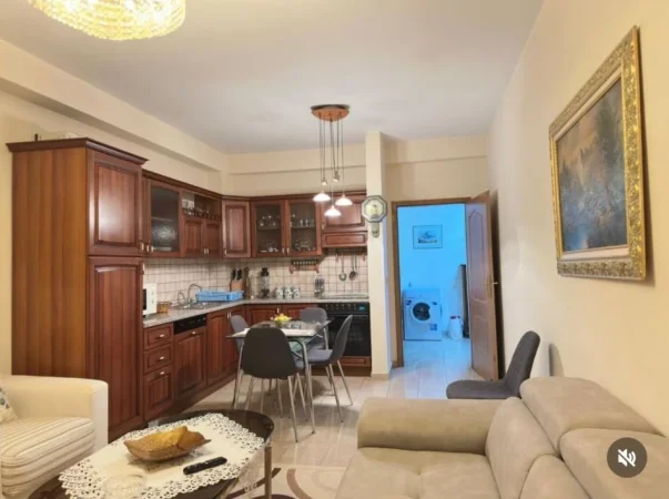 Tirane, jepet me qera apartament 1+1+Ballkon Kati 5, 73 m² 700 € (Bllok, Rr. Vaso Pasha)