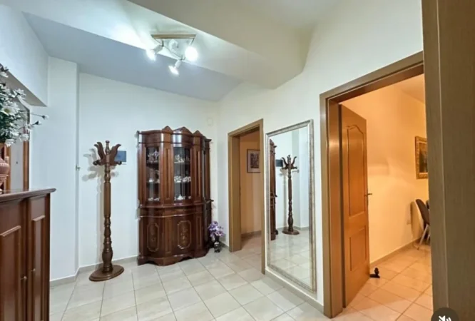 Tirane, jepet me qera apartament 1+1+Ballkon Kati 5, 73 m² 700 € (Bllok, Rr. Vaso Pasha)