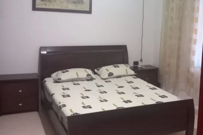 Tirane, jepet me qera garsonier 1+1 Kati 1, 35 m² (Fundi Rruges Burgut)