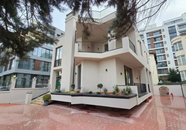 Tirane, jepet me qera ambjent biznesi , 600 m² 7.000 € (komuna e parisit)