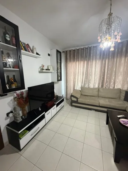 Tirane, jepet me qera apartament 1+1 Kati 2, 450 € (Ish Fusha e aviacionit)