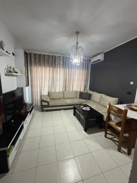 Tirane, jepet me qera apartament 1+1 Kati 2, 450 € (Ish Fusha e aviacionit)