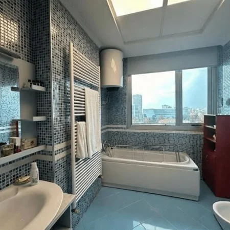 Tirane, jepet me qera apartament 3+1+Ballkon Kati 9, 216 m² 