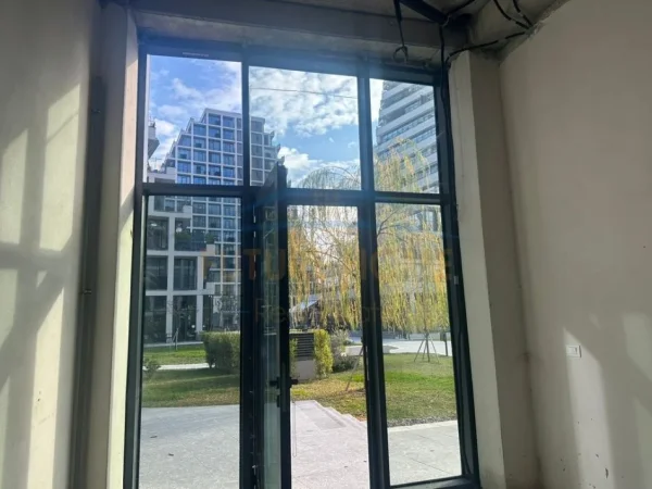 Tirane, jepet me qera ambjent biznesi Kati 0, 100 m² (Lake View Residence)