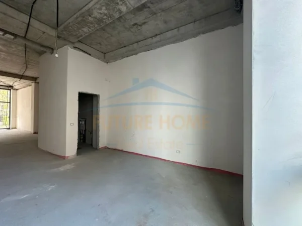 Tirane, jepet me qera ambjent biznesi Kati 0, 100 m² (Lake View Residence)