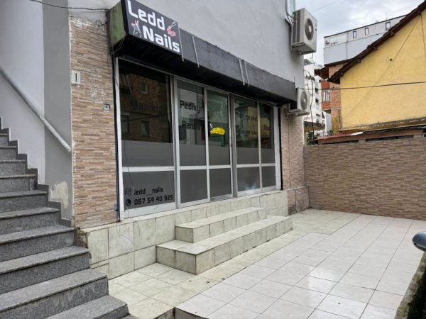 Tirane, jepet me qera dyqan Kati 0, 30 m² 350 € (tek Sheshi Willson Tirane)