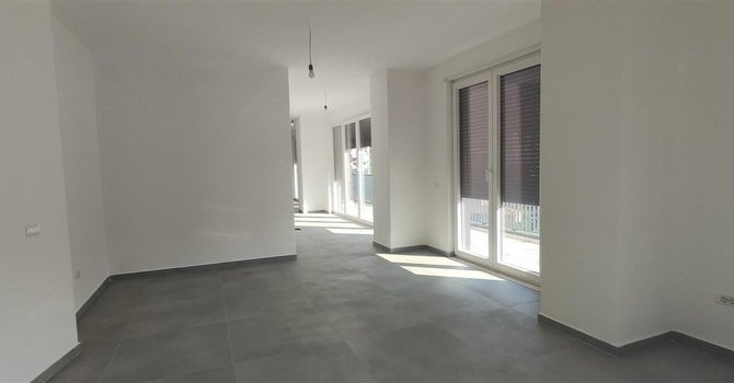 Tirane, jepet me qera zyre Kati 5, 220 m² 2.500 € (9 kateshet)