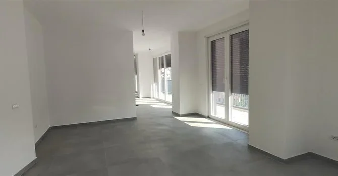 Tirane, jepet me qera zyre Kati 5, 220 m² 2.500 € (9 kateshet)