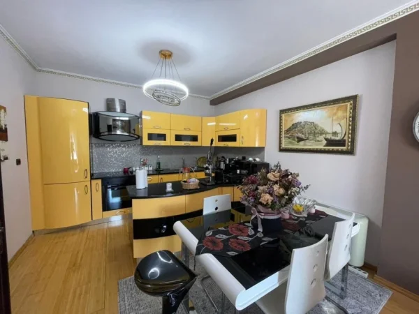 Tirane, shes apartament 2+1+Ballkon Kati 7, 110 m² 213.000 € (Rr. Don Bosko)