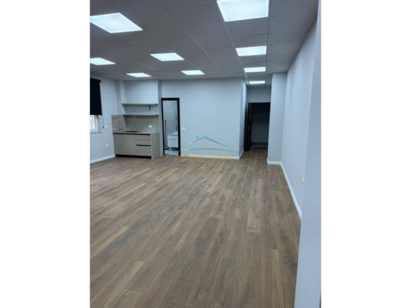 Tirane, jepet me qera zyre Kati 1, 89 m² 1.100 €