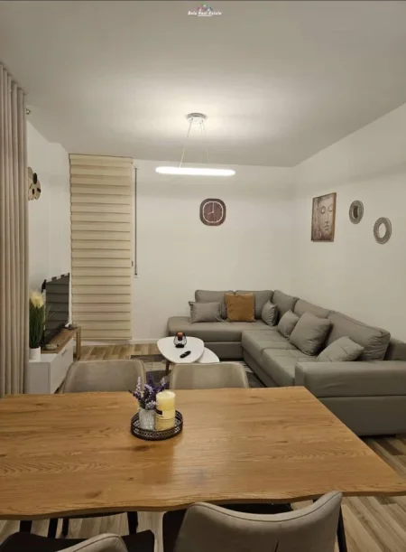 Tirane, jepet me qera apartament 2+1 Kati 2, 100 m² 800 € (Rruga Zonja Curre)
