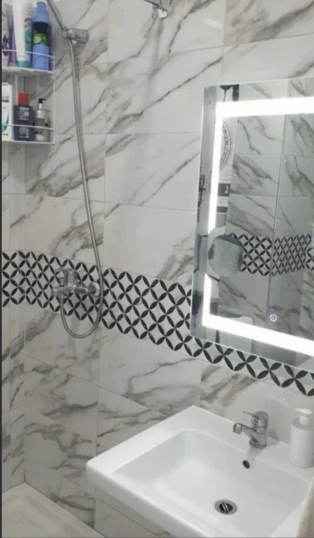 Tirane, jepet me qera apartament 1+1 Kati 4, 75 m² 500 € (Rruga Aleksander Moisiu)