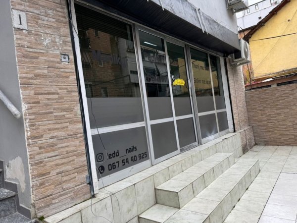 Tirane, jepet me qera dyqan Kati 0, 35 m² 320 € (tek Sheshi Willson Tirane.)
