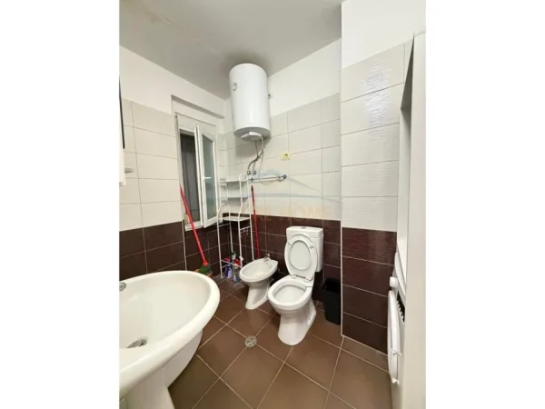 Tirane, jepet me qera apartament 1+1+Ballkon Kati 7, 60 m² 450 € (Unaza e Re)
