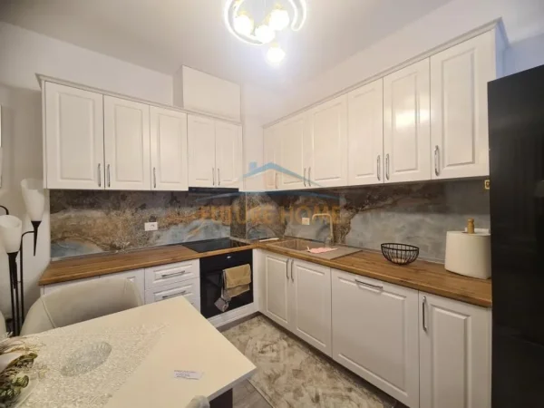 Tirane, jepet me qera apartament 2+1+Ballkon+ Post Parkimi,  Kati 6, 95 m² 500 € (Univers City)